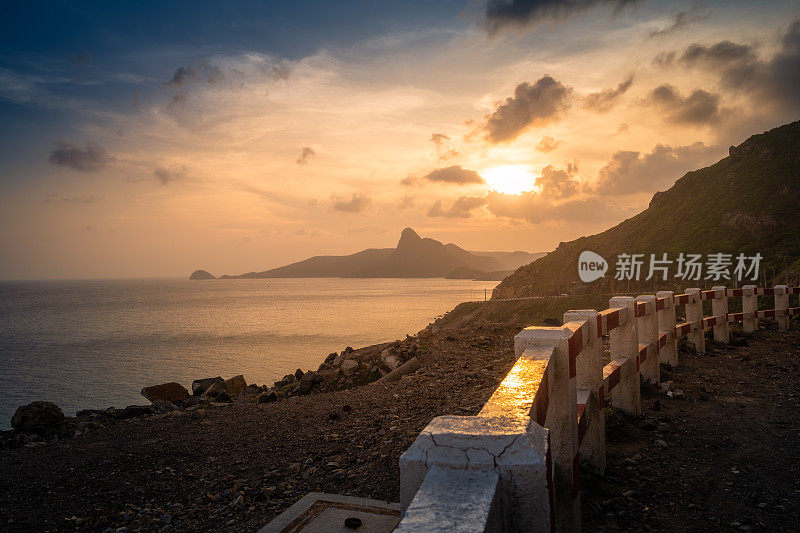 越南，Con Dao岛，Nhat海滩的海景路。美丽而宁静，是越南值得骄傲的旅游目的地。